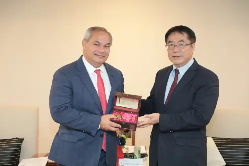 ▲黃偉哲致贈台南市的市鑰予泰特,盼泰特與黃金海岸市民朋友常來台南交流訪問。(圖/南市府提供) ▲黃偉哲致贈台南市的市鑰予泰特,盼泰特與黃金海岸市民朋友常來台南交流訪問。(圖/南市府提供)