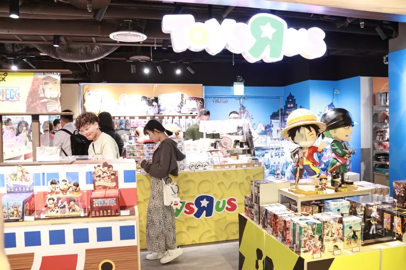 ▲玩具“反”斗城全台第一間「IP+概念店」今（15）日在西門町誠品武昌開幕，不僅有《航海王》、《吉伊卡哇》等授權商品、盲盒，也有寶可夢卡牌、任天堂專區，現在還有開幕優惠。（圖／攝影吳翊緁攝）