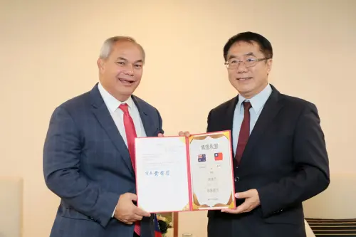 ▲黃偉哲在會中宣布將南區一條新設道路命名為「黃金海岸路」,盼歷久彌新的情誼永存城市一隅。(圖/南市府提供) ▲黃偉哲在會中宣布將南區一條新設道路命名為「黃金海岸路」,盼歷久彌新的情誼永存城市一隅。(圖/南市府提供)