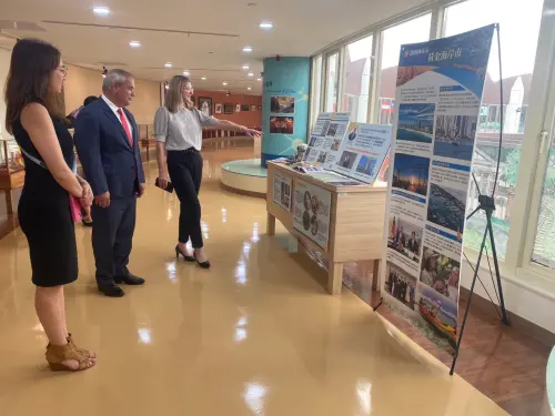 ▲澳洲黃金海岸市市長湯姆泰特醫行參訪國際廊道。(圖/南市府提供) ▲澳洲黃金海岸市市長湯姆泰特醫行參訪國際廊道。(圖/南市府提供)