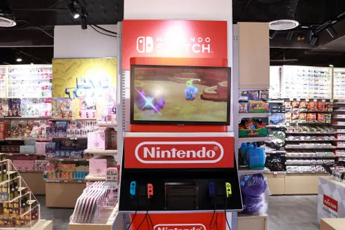 ▲玩具反斗城西門武昌店任天堂專區(圖/攝影吳翊婕攝) ▲任天堂專區販賣Switch周邊商品,未來Switch2上市也會上架。(圖/攝影吳翊婕攝)