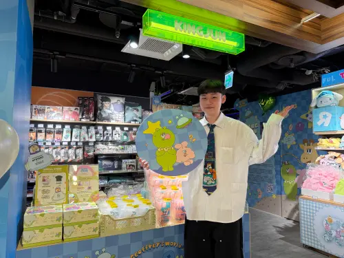 藝術家KINGJUN 醜兔 異想世界(圖/記者張家瑋攝) ▲藝術家KINGJUN也親自出席玩具“反”斗城開幕。(圖/記者張家瑋攝)