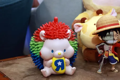 ▲玩具“反”斗城和Jinart / AKUTOY劉正傑聯名的限量版水果刺蝟,吸引民眾一早就到店外排隊。(圖/攝影吳翊婕攝) ▲玩具“反”斗城和Jinart / AKUTOY劉正傑聯名的限量版水果刺蝟,吸引民眾一早就到店外排隊。(圖/攝影吳翊婕攝)