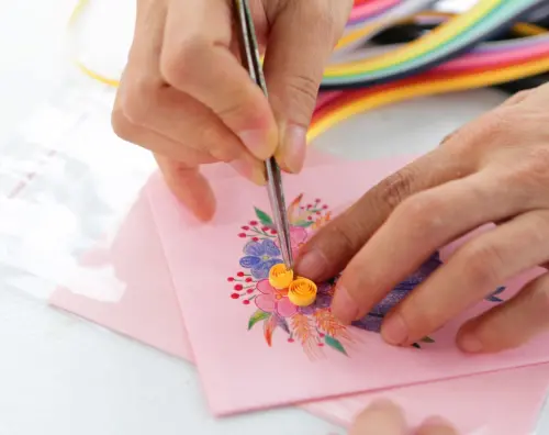 ▲新北城市派對設有30個文化體驗攤位，民眾可免費體驗越南捲紙。