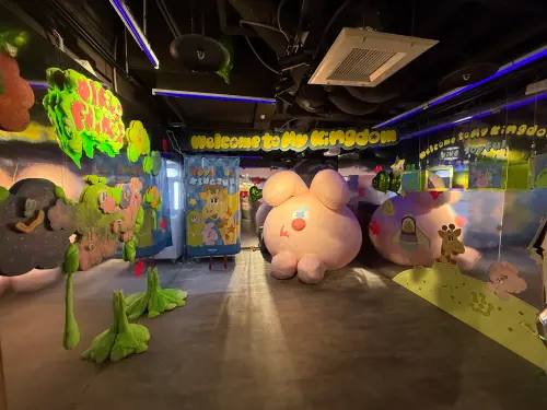 ▲藝術家KINGJUN的蠢兔拍照區。(圖/記者張家瑋攝) ▲藝術家KINGJUN的蠢兔拍照區。(圖/記者張家瑋攝)