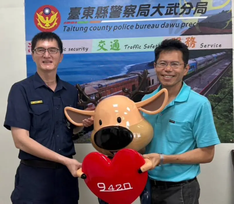 ▲「肉票鹿小愛」毫髮無傷平安歸來。左為大武派出所所長吳炯緯，右為大武工務段陳永銘段長。（圖／公路局提供）