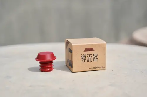 ▲御鼎興花費近20萬元研發矽膠「導流器」，讓倒醬油不再沾手。（圖／御鼎興純手工柴燒黑豆醬油臉書）