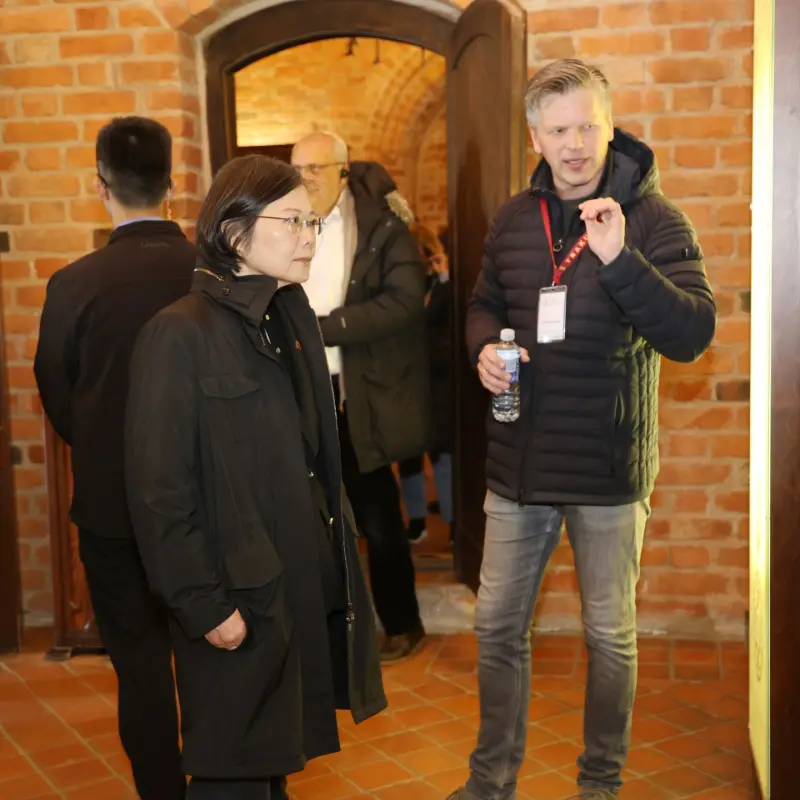 ▲前總統蔡英文出訪歐洲，被發現身上穿的黑色風衣要價9萬元，引發討論。（圖／翻攝自蔡英文Threads）