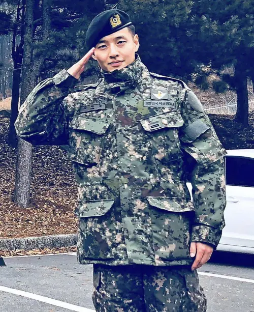 ▲姜河那選擇在事業起步時入伍。（圖／姜河那IG）