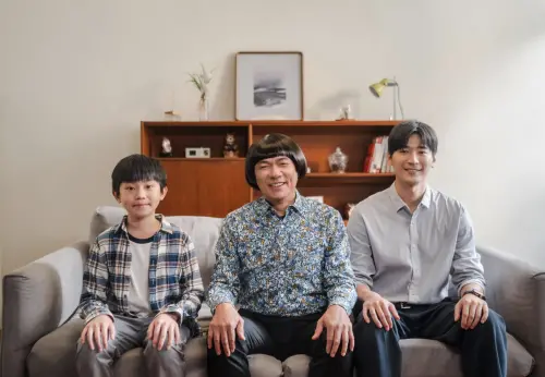 ▲李星緯（左起）、AI豬哥亮與涂善存在〈阿爸的話〉MV中同台。（圖／甲上娛樂提供）