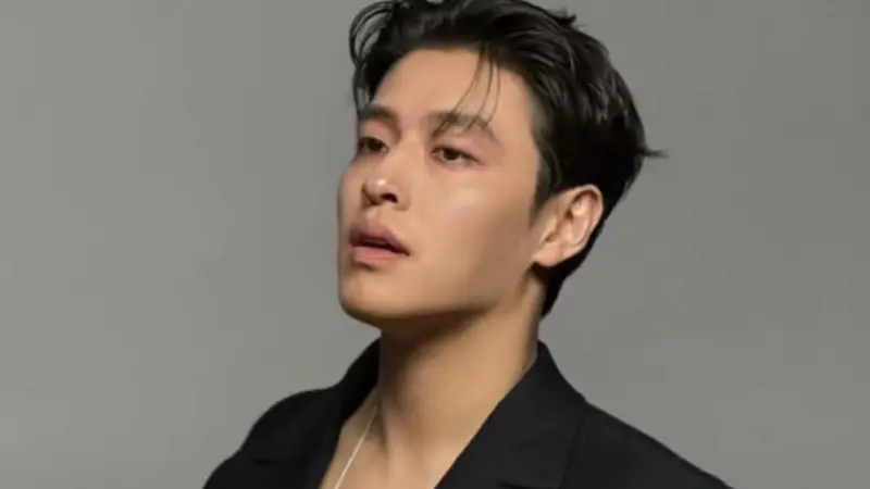 ▲靠電視劇《山茶花開時》獲得百想視帝的姜河那（如圖），擁有超高人氣的他，其實國中時體重曾突破100公斤，是因為在學校被嘲笑才決定減肥的。（圖／姜河那IG）