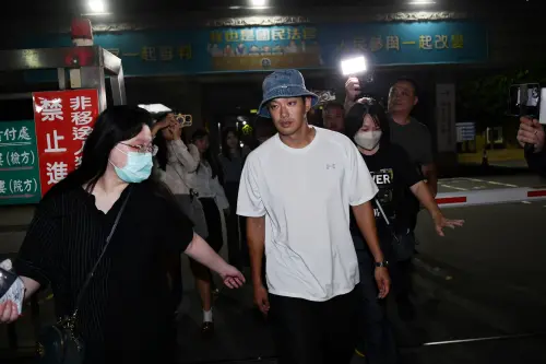 ▲▼威廉（上圖）及小杰（下圖）分別以50萬、35萬元交保，並為閃兵道歉。（圖／記者林柏年攝影）