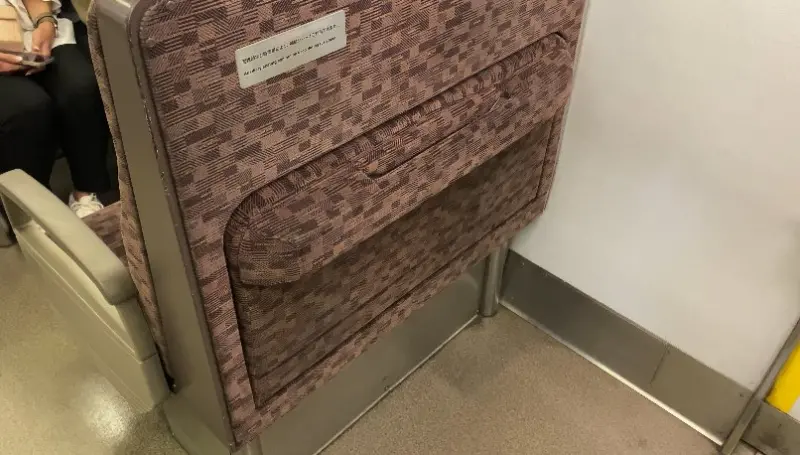 ▲近日就有網友分享西日本電車內竟藏有「隱藏版」拉下式座椅，不僅巧妙融入車廂設計中，還有特定開放時段，引發熱烈討論。（圖／翻攝自X）