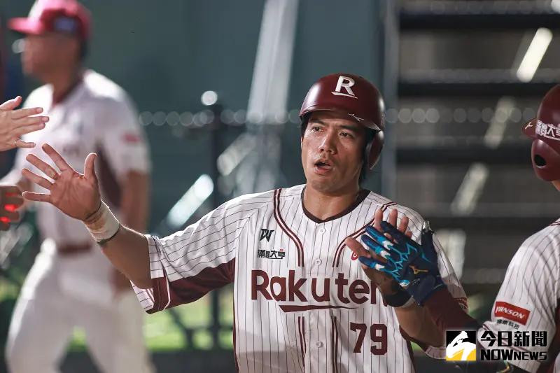 ▲林智平延長11局敲出帶有致勝打點的右外野安打，率領樂天桃猿4：3擊敗味全龍，林智平也拿到單場MVP。（圖／記者葉政勳攝 ,資料照）
