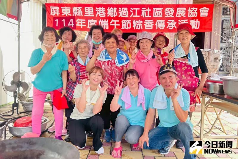 ▲里港鄉過江社區志工以實際行動傳遞粽葉飄香給弱勢，讓端午節不僅有粽香，更充滿人情的溫度。（圖／記者莊全成攝，2025.05.15）