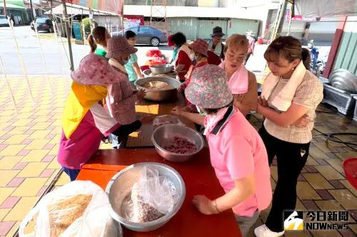 ▲10多名志工媽媽歷經8小時的忙碌，完成620顆包粽任務。（圖／記者莊全成攝，2025.05.15）