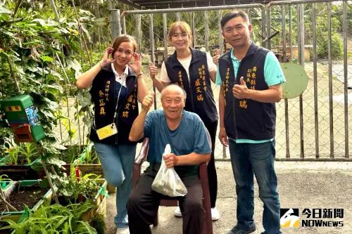 ▲理事長林瑞慶、村長余岱真及服務處主任陳妍安將熱騰騰肉粽分享給獨居長輩及弱勢族群。（圖／記者莊全成攝，2025.05.15）