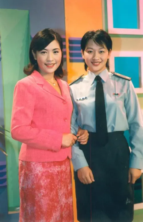 ▲朱國珍（左）去年與妹妹朱國榮在《莒光園地》合體，在阿兵哥間掀起不小的討論度。（圖／莒光園地臉書）