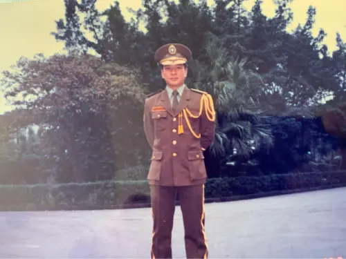 ▲陳子鴻曬出軍照,回憶少尉服役生涯相當驕傲。(圖/陳子鴻臉書) ▲陳子鴻曬出軍照,回憶少尉服役生涯相當驕傲。(圖/陳子鴻臉書)