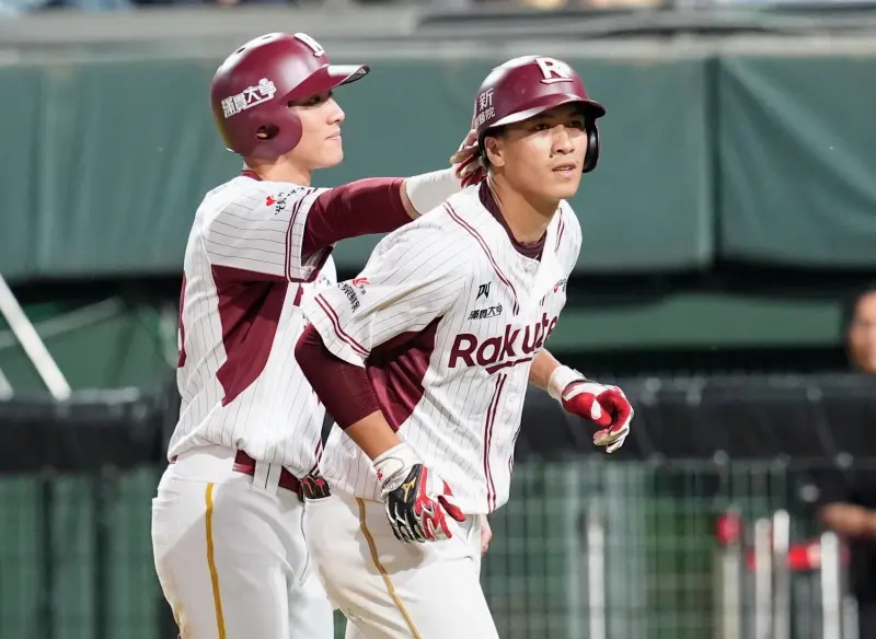 ▲樂天桃猿隊長林立（右）今日敲出致勝3分砲，幫助球隊以4：1力退統一獅，不過在第8局時，也出現守備瑕疵。（圖／樂天桃猿提供）