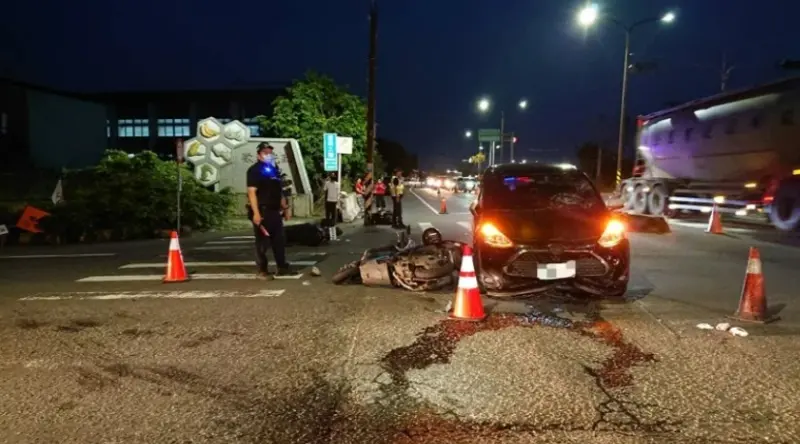 ▲一名26歲男駕駛行經高雄鳳林二路與會結路口，向警方稱自己的拖鞋卡住油門，才導致暴衝撞倒4部停等紅燈的機車，造成4名騎士受傷送醫。（圖／翻攝畫面）