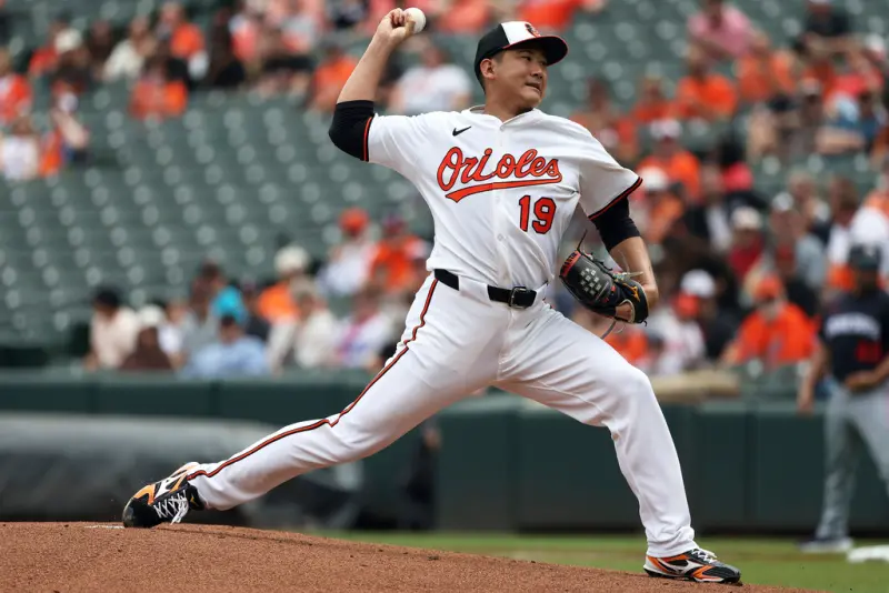 ▲美國職業棒球大聯盟（Major League Baseball）官方網站《MLB.com》今（20）日公布2025賽季第一次新人王模擬票選結果。在美聯部分，來自金鶯隊的日本投手菅野智之成功擠進前五，展現優異適應力。（圖／美聯社／達志影像）