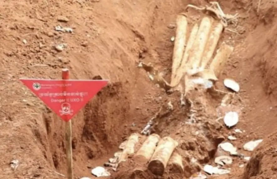 ▲柬埔寨排雷行動中心近期在腰果園底下一公尺處發現超過120個炸彈。（圖／翻攝自柬埔寨排雷中心）