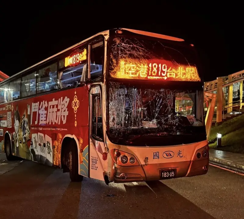 ▲從桃園機場出發前往台北車站的國光客運發生車禍，造成多名乘客受傷送醫。（圖／翻攝臉書）