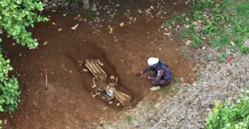 集束炸彈含有132枚子彈藥,其中約有120枚仍為未爆彈,存在高度危險性。(圖/翻攝自柬中時報) ▲集束炸彈含有132枚子彈藥,其中約有120枚仍為未爆彈,存在高度危險性。(圖/翻攝自柬中時報)