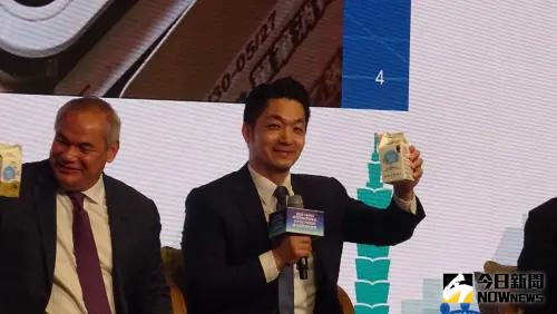 ▲台北市長蔣萬安出席「2025臺北國際城市論壇」，推銷「生生喝鮮奶」政策，邀來賓一起喝鮮奶。（圖／記者呂炯昌攝，2025.05.16）