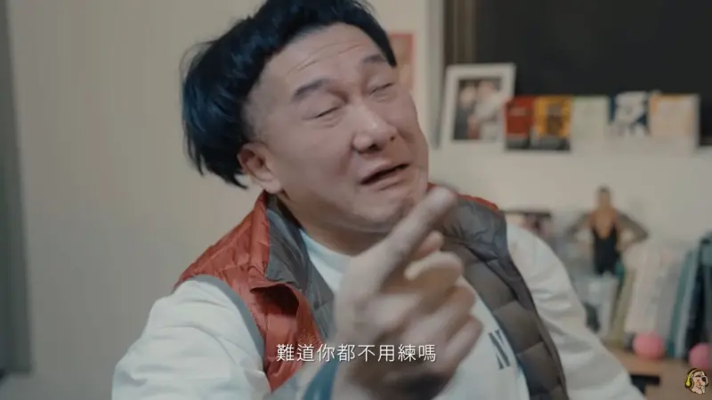 ▲館長飾演男童，嗆父親：「你可以對你的身材沒興趣，那你練的亂七八糟，我唸書有什麼用？」（圖／翻攝畫面）