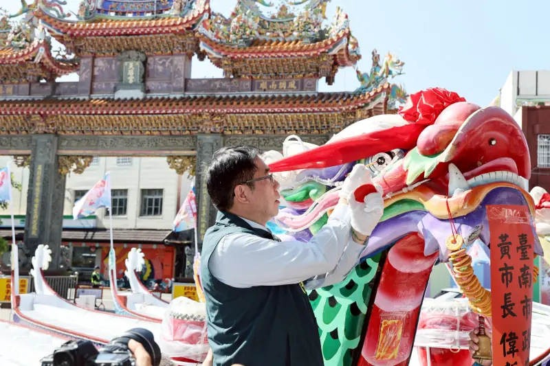 ▲台南國際龍舟錦標賽將於27日在台南運河舉行，今天在開台天后宮舉行龍舟開光點睛儀式，並由市長黃偉哲擔任主祭官，逐一為龍舟開光點睛。（圖／南市府提供）