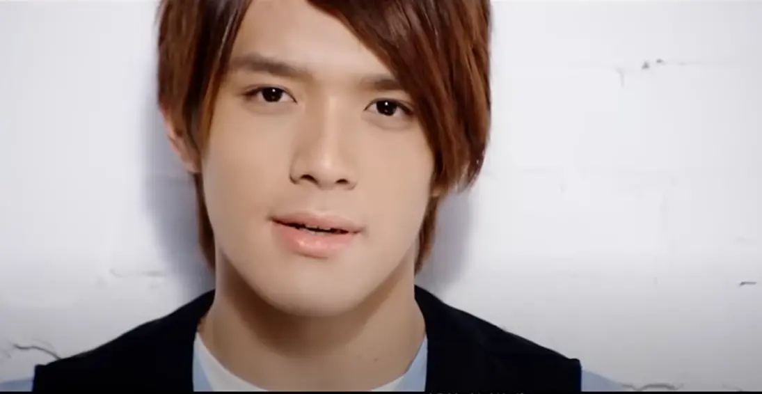 ▲近日因閃兵被捕的李銓（如圖）過往情史遭起底，曾和16歲的天王嫂昆凌交往，但因為經紀公司的阻攔，戀情不到1年就告吹。（圖／Timeless Music YouTube） 