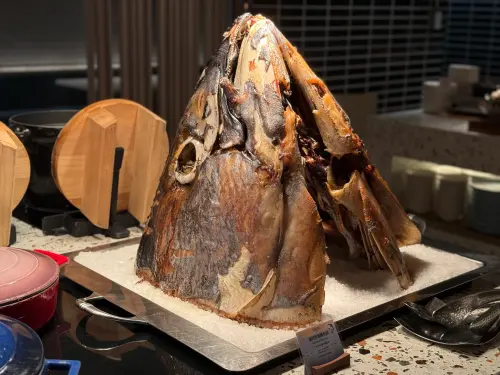 ▲烤鮪魚頭個頭相當大，現場取下魚肉吃起來豪邁過癮。（圖／記者葉盛耀攝）