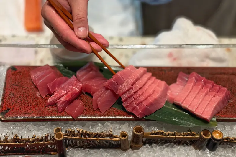 ▲高雄日航酒店即日起推出「東港鮪魚祭」主題饗宴，旗下多家餐廳都吃得到黑鮪魚料理，其中「SERENA全日餐廳」更有生魚片、握壽司、鮪魚飯湯、鮪魚雞蛋糕、巨大的鮪魚頭，通通都能吃到飽。（圖／記者葉盛耀攝）