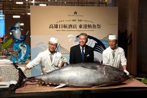 ▲高雄日航酒店直接從產地東港，進了一整條重達180多公斤的黑鮪魚。（圖／記者葉盛耀攝）
