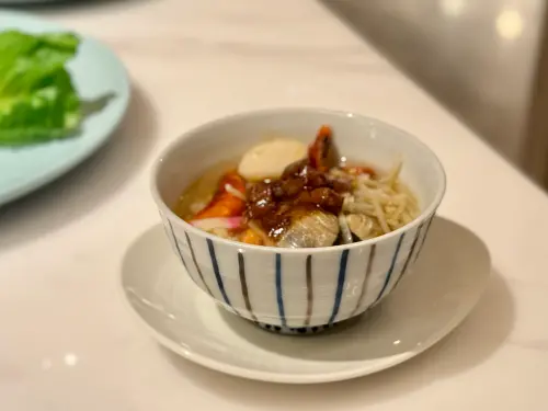 ▲鮪魚海鮮飯湯是東港在地人，家家戶戶經常會製做的料理。（圖／記者葉盛耀攝）