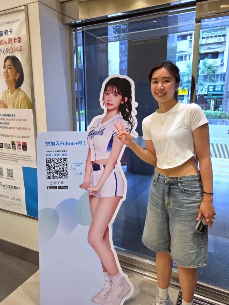 ▲台北富邦銀行全台分行全面設置李珠珢真人等比立牌和大型海報,剛放上就吸引不少民眾駐足合影。(圖/台北富邦銀行提供)