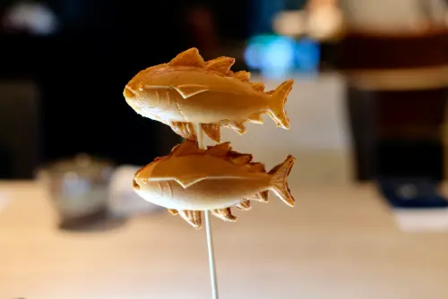 ▲「黑鮪魚造型雞蛋糕」有著鹹甜兩種口味。（圖／記者葉盛耀攝）