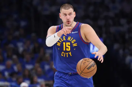 ▲G6的比賽中，金塊中鋒Nikola Jokic一度秀出他在塞爾提克維亞奧運男籃國家隊中的「秘密武器」，漂亮助攻Aaron Gordon灌籃。（圖／美聯社／達志影像）