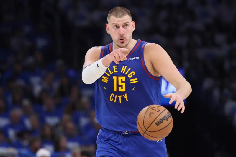 ▲G6的比賽中，金塊中鋒Nikola Jokic一度秀出他在塞爾提克維亞奧運男籃國家隊中的「秘密武器」，漂亮助攻Aaron Gordon灌籃。（圖／美聯社／達志影像）