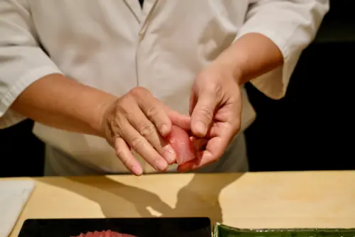 ▲「SERENA全日餐廳」吃得到線捏的鮪魚握壽司。（圖／記者葉盛耀攝）