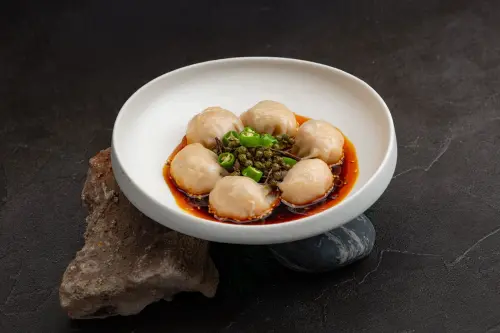 ▲桃泉中餐廳為鮪魚祭推出「黑鮪魚紅油炒手」，是坊間少見的菜式。（圖／高雄日航酒店提供）