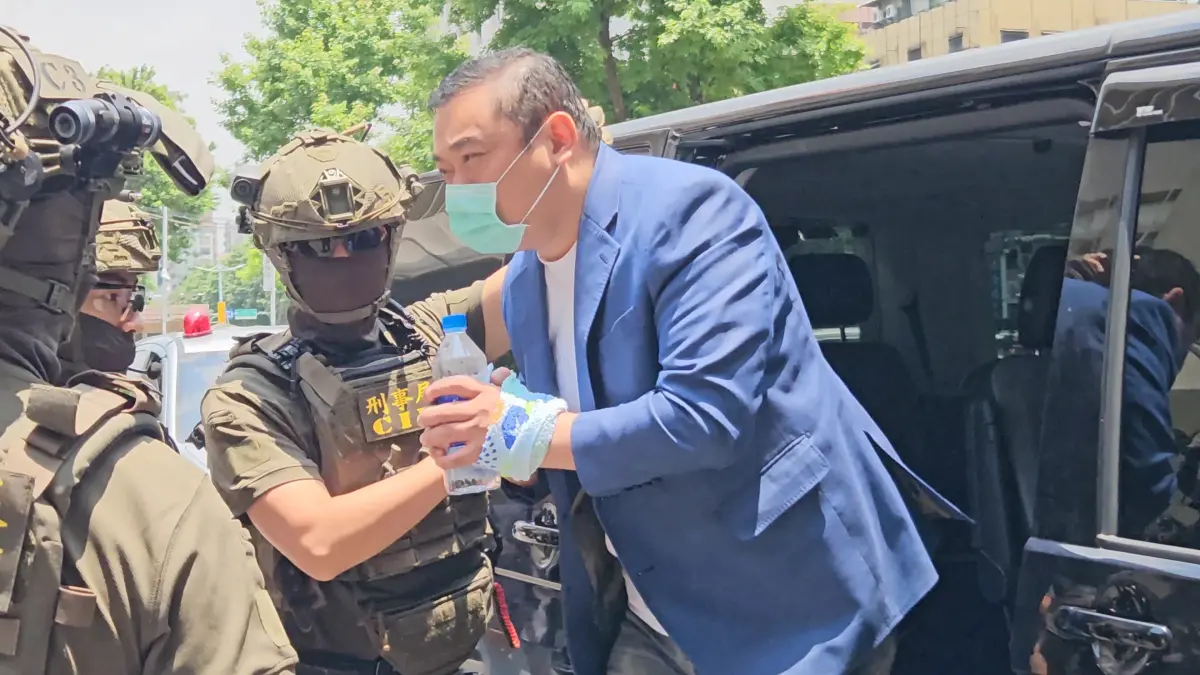 ▲威震集團董事長吳明達假釋遭撤銷，移送新北地檢署偵訊。（圖／記者劉松霖攝）