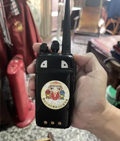 ▲警方起出貼有媽祖圖案的無線電。（圖／警方提供，2025.05.16）