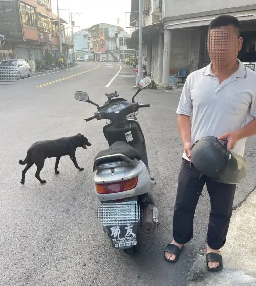 ▲黑狗見主人接近機車拿起安全帽，以為又要載牠出去玩，開心地在旁等候。（圖／警方提供，2025.05.16）