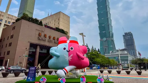 ▲2025雙北世壯運將登場，繼「Taiipei」拼錯之後，又出現「四邊包繩不打洞」大包。（圖／北市觀傳局提供）