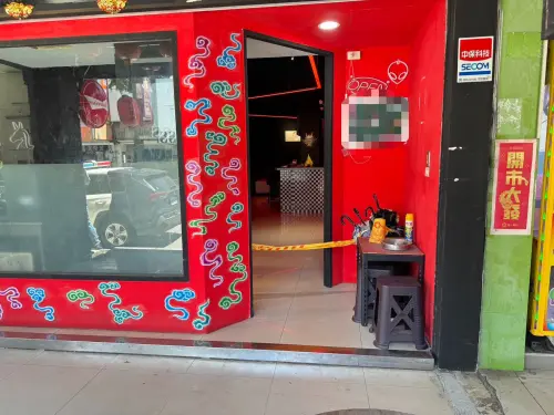 今(16)日凌晨3時許屏東逢甲路一間酒吧,2名男子為了20萬元的債務糾行談判,洪姓男子遭開槍擊中肩部及腹部,送醫後搶救不治。(圖/警方提供) ▲今(16)日凌晨3時許屏東逢甲路一間酒吧,2名男子為了20萬元的債務糾行談判,洪姓男子遭開槍擊中肩部及腹部,送醫後搶救不治。(圖/警方提供)