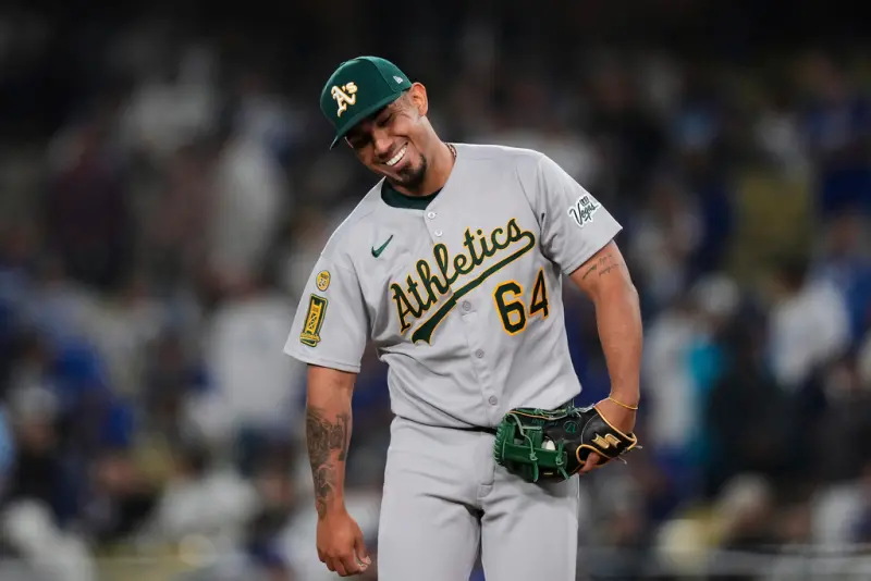 ▲運動家捕手Jhonny Pereda客串投手，三振掉大谷翔平後，將球回收做紀念。（圖／美聯社／達志影像）