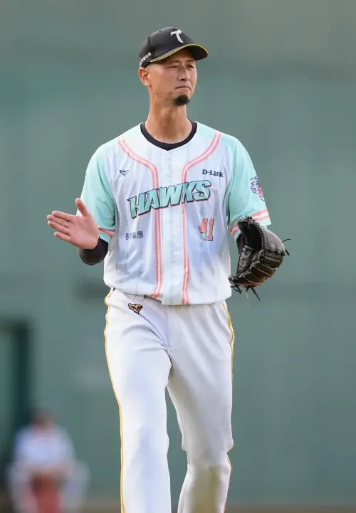 ▲吉田一将目前累積出賽2場都投到至少5局，但體能明顯仍須調整，上戰面對中信兄弟投出5.2局無失分表現，卻因為抽筋退場，他自己也坦言還需要適應台灣逐漸變熱的天氣。（圖／台鋼雄鷹提供）